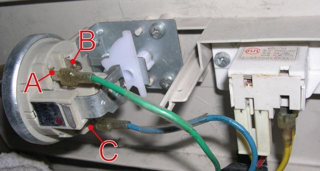 洗衣机进水短路的修理方法（解决洗衣机进水短路问题的实用指南）